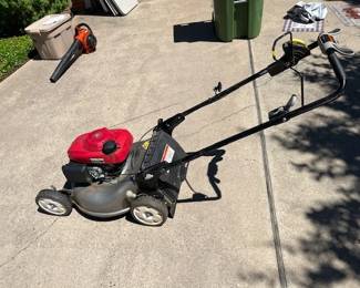 Honda self propelled lawn mower. Starts and runs.