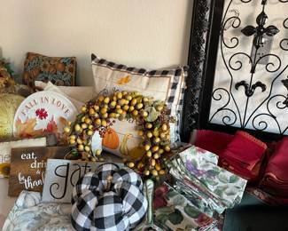 Thanksgiving wreaths, linens and signs