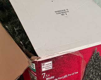 PRE-LIT CHRISTMAS TREE