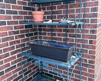Metal bakers rack.