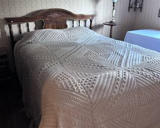 Queen bed. Vintage bedding.