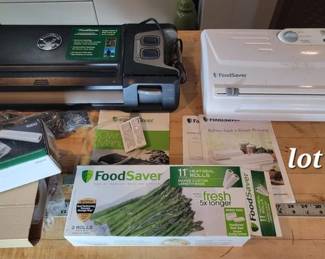 Food saver vacuum seal lot with rolls