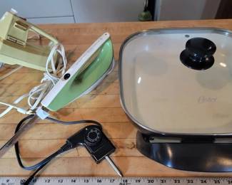 Vintage kitchen appliances, Hamilton Beach Scovill and General Electric