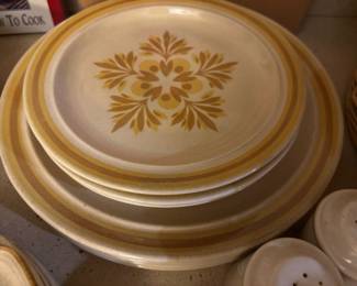 Royal China Omegastone Medallion Dinnerware – 4 Dinner Plates, 3 Bread & Butter Plates