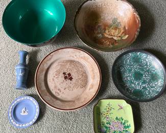 Excellent selection of vintage pottery/porcelain.
