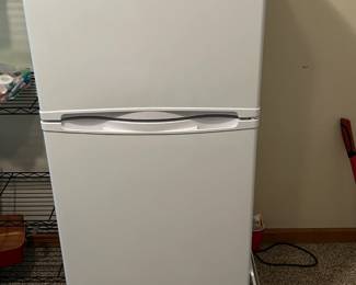 Refrigerator w/ Top Door Freezer