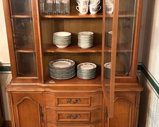 Stunning Vintage China / Curio Cabinet