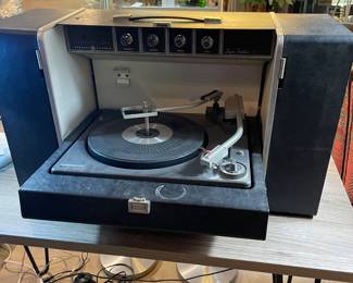 Vintage Turntable and Speakers in Case