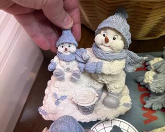 Snow Buddie" figurine "Everest Tight Squeeze"