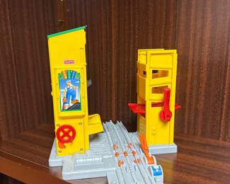 Fisher Price Geo Trax Lift n' Roll Barrel Loader playset