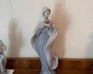 Lladro 5171 Our Lady with Flowers