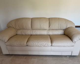 Leather couch in great condition. No cats!