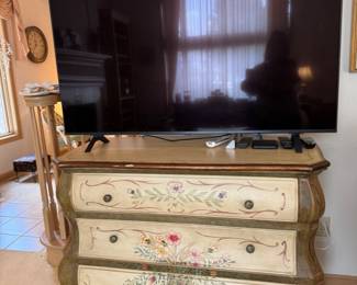 TV and shabby chic dressers