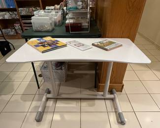 Adjustable/standing work desk