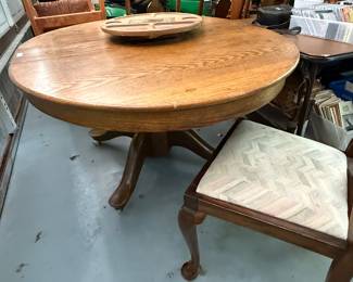 Round dining table