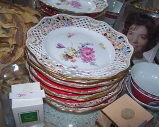 VERY FINE SET PLATES