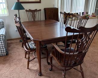 Beautiful solid oak table in great condition! (44”x65” with 2 -20” leaves) -includes 4 side & 2 arm chairs