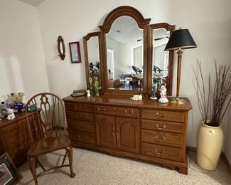 Thomasville dresser w/mirror
