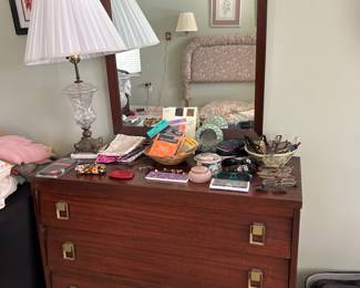 Dresser with Separate Mirror And Lamp