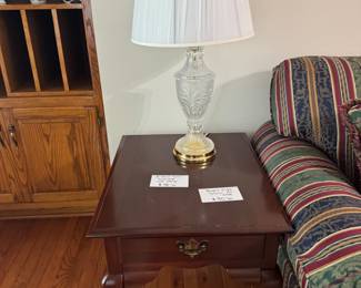 Broyhill end table 1 of 2