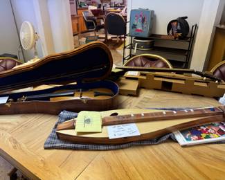 Violin, banjo and dulcimer