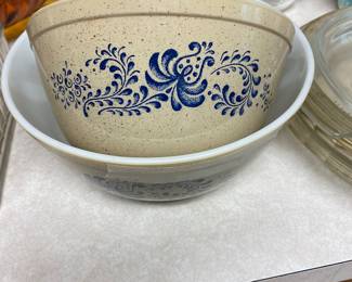 Set of 2 matching bowls