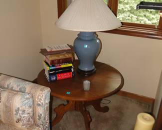 Round table with ginger jar lamp