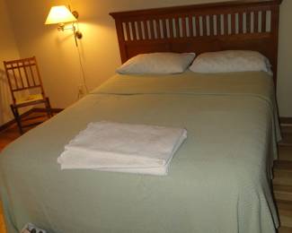Mission Queen Bed, complete, everything is included