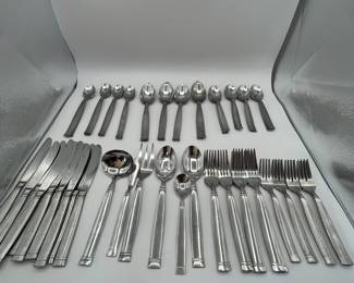 This is a beautiful Pfaltzgraff flatware set That includes: 12 table knives, 12 dinner forks, 7 salad forks, 18 teaspoons, 12 ice tea spoons, 12 soup spoons, and serving utensils. This set is a heavy weight stainless steel in good used condition. Storage chest included.
See items descriptions and photos for condition details.