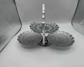 This is a super cool three tier serving tray that is easy to store, classic style, and gives a high end appearance in short order with no intense cleaning/polishing. Made of white metal, no need for polishing!
See items descriptions and photos for condition details.