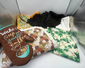 Cute Vintage Kitchen Lot. Vintage Placements, Vinyl Placemats, Vintage Table Runner and more!
