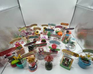 This is a huge lot (apx 28!) solar operating motion toys. These are great gifts to cheer up a friend or to place randomly around for people to enjoy.
See items descriptions and photos for condition details.