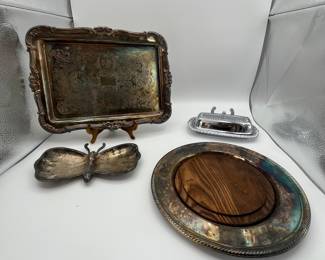 This auction lot features a vintage silver-plated serving set including a decorative serving tray (possibly from the mid-20th century), a butterfly-shaped dish, and two round platters. The set exhibits intricate designs and varying conditions, perfect for collectors or for use in entertaining.
See items descriptions and photos for condition details.