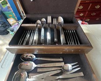 This is a beautiful Pfaltzgraff flatware set That includes: 12 table knives, 12 dinner forks, 7 salad forks, 18 teaspoons, 12 ice tea spoons, 12 soup spoons, and serving utensils. This set is a heavy weight stainless steel in good used condition. Storage chest included.
See items descriptions and photos for condition details.