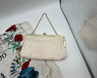 Adorable vintage handbag