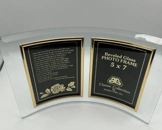 Year: Unknown, Brand: Classic Collection, Model: Beveled Glass Photo Frame 5 x 7. Features dual openings with engraved poem by Elizabeth Barrett Browning “How Do I Love Thee” and a rose design. A wonderful wedding or anniversary momento.
See items descriptions and photos for condition details.
