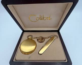 Colibri, Pocket Watch and Accessories, includes a pocket watch, chain, and a knife in a presentation box. Appears to need a new battery.
See items descriptions and photos for condition details.