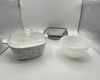 Includes a 1970s Corning Ware baking dish with lid, featuring floral design, and a square metal basket and a white Corning Ware Bowl. The baking dish measures approximately 2.5 quarts. Great for vintage collectors and kitchen enthusiasts.
See items descriptions and photos for condition details.