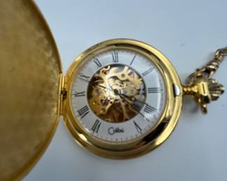 Colibri, Pocket Watch and Accessories, includes a pocket watch, chain, and a knife in a presentation box. Appears to need a new battery.
See items descriptions and photos for condition details.