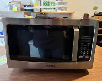 Working Microwave. Perfect for dorm rooms!