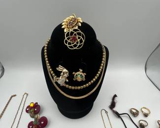 Fun lot of vintage jewelry. Pins, necklaces, rings, pendants and more!