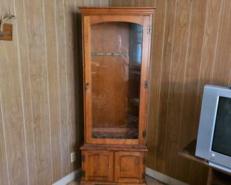 Locking cabinet