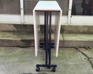 Folding table