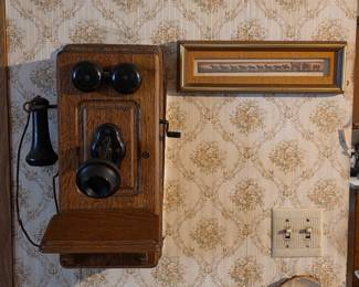 Antique 1900s Kellogg hand crank telephone