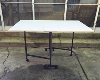 Folding table