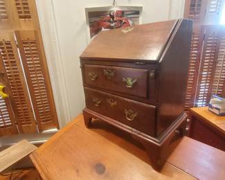 knee hole desk closed