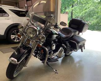 2005 Harley Davidson Road King; Extra Chrome; 15,500 miles; Excellent Condition; (fuel injection)
