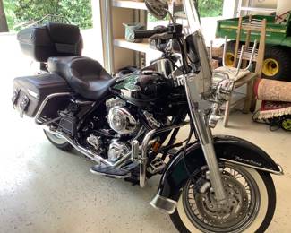 2005 Harley Davidson Road King; Extra Chrome; 15,500 miles; Excellent Condition; (fuel injection)