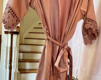 Youth Size 10/12
Robe