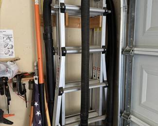 Folding aluminum step ladder